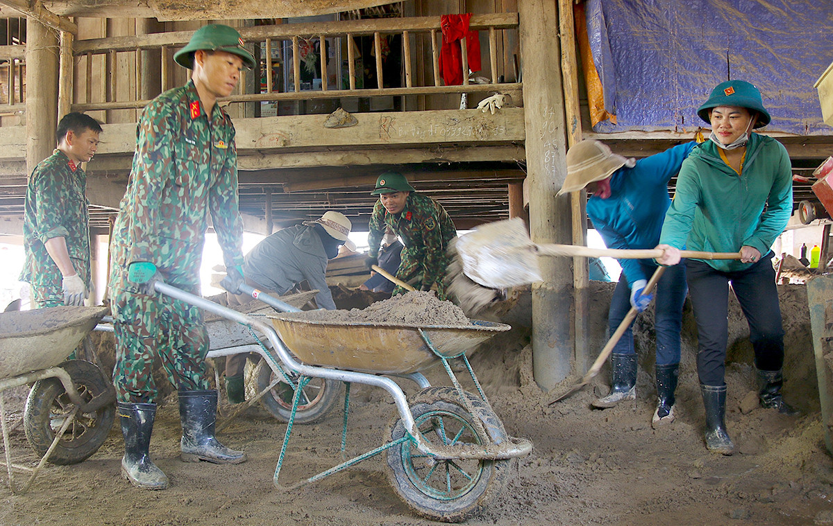 Cầu tạm bắc qua suối dữ đưa 230 học sinh vùng cao đến trường