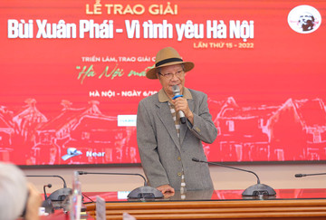 Đạo diễn Trần Văn Thủy nhận giải thưởng Bùi Xuân Phái vì tình yêu Hà Nội