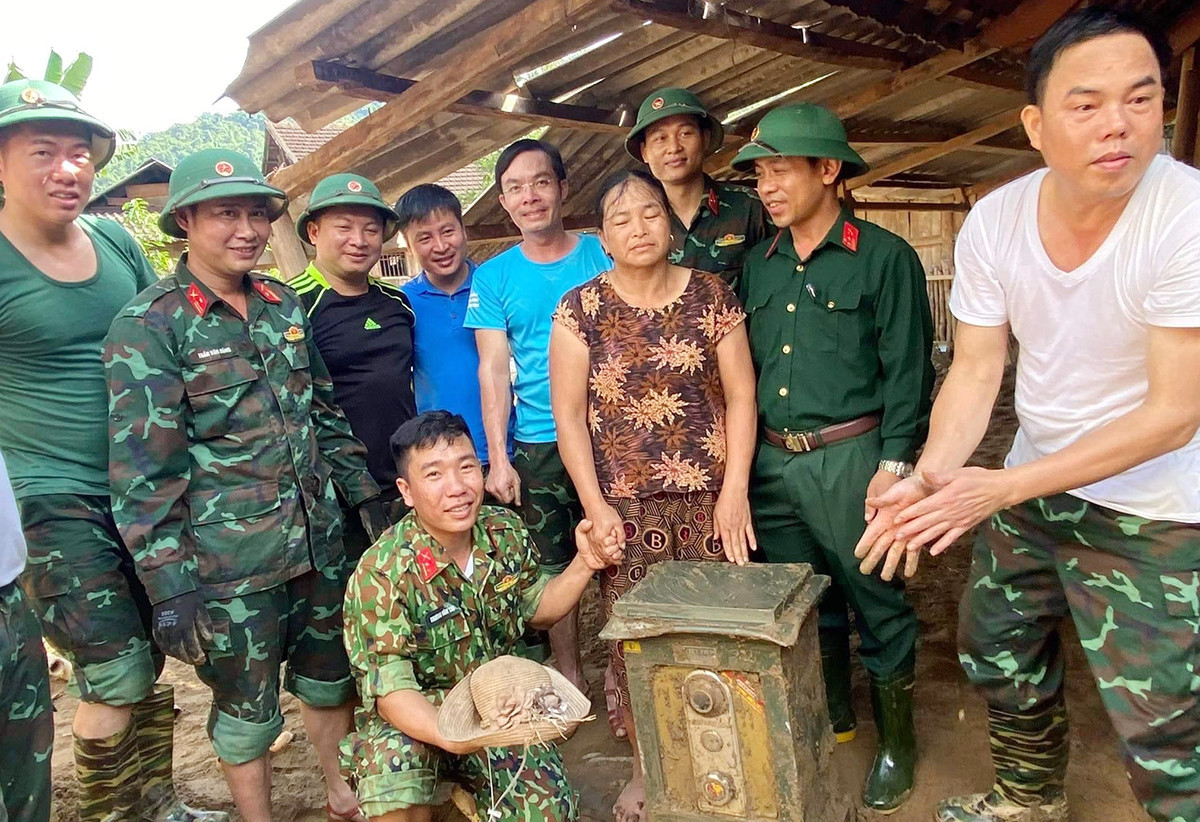 Bộ đội đào được két sắt có nhiều tiền, vàng trả lại dân bị lũ quét