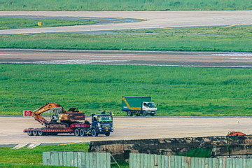 12 ụ bê tông tại sân bay Tân Sơn Nhất đang được phá dỡ