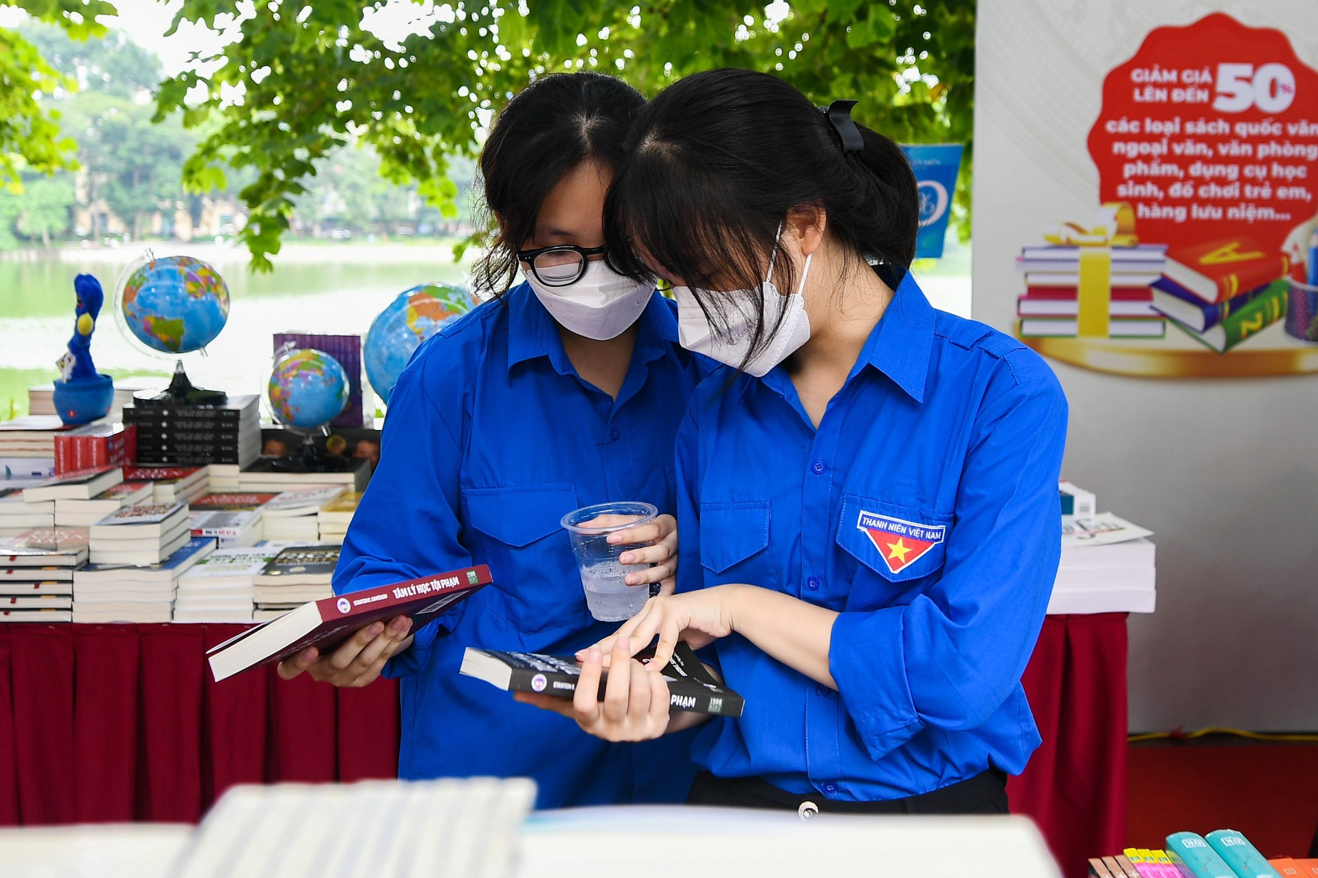 Bạn trẻ chen chân chọn sách tại vườn hoa Lý Thái Tổ