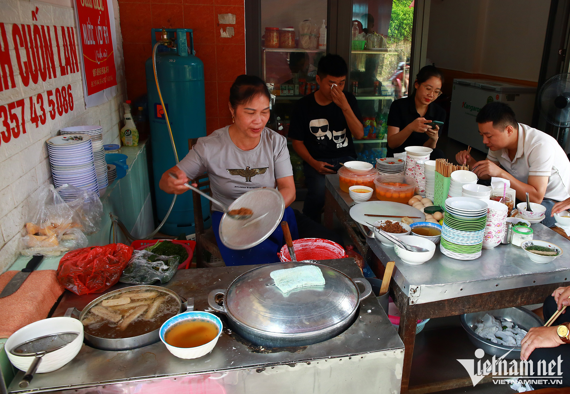 'Bí mật' của quán bánh cuốn 40 năm tuổi bán trăm suất trong vài giờ ở Cao Bằng