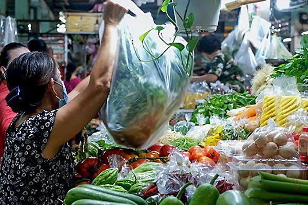 Xăng liên tục giảm, giá thực phẩm biến động trái chiều