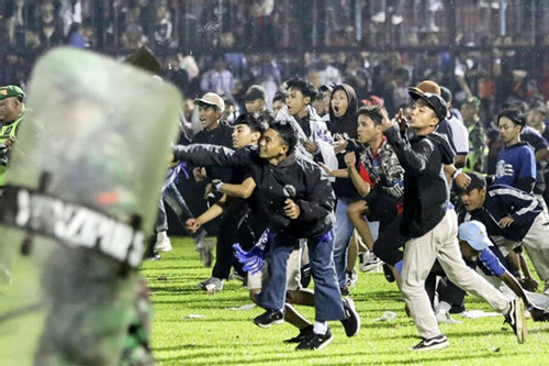 Mất vợ con trong thảm họa sân vận động Indonesia, người đàn ông thề nói không với bóng đá