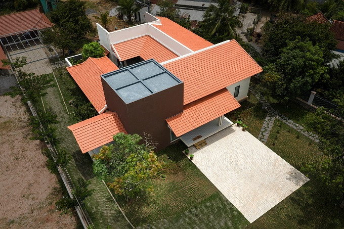 Ngôi nhà 3 gian mái ngói đỏ, sân vườn hút nước mưa và giảm bức xạ nhiệt ở Tây Ninh
