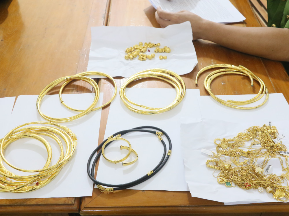 Trèo vào tiệm vàng, thanh niên trộm lô trang sức gần 1 tỷ đồng
