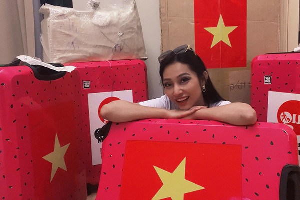 Lâm Thu Hồng khóc nghẹn vì nhận lại hành lý sau 7 ngày thất lạc