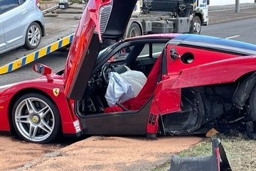 Lái siêu xe Ferrari triệu USD giao khách, nhân viên đâm xe nát bét