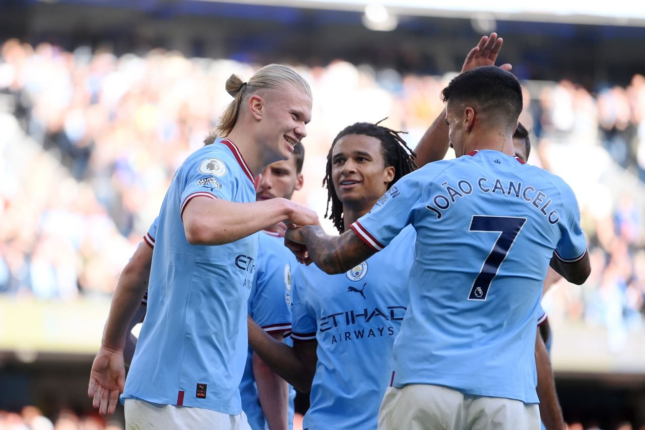 Haaland ghi bàn chốt sổ, Man City leo lên đỉnh bảng