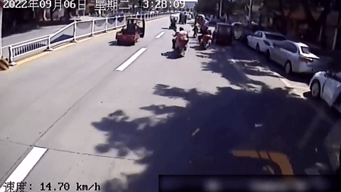 Cô gái đi xe đạp ngã sõng soài, thoát chết trước đầu xe buýt