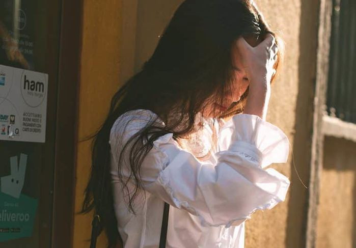 Chị mệt mỏi vì phải là người gồng gánh (Ảnh minh họa)