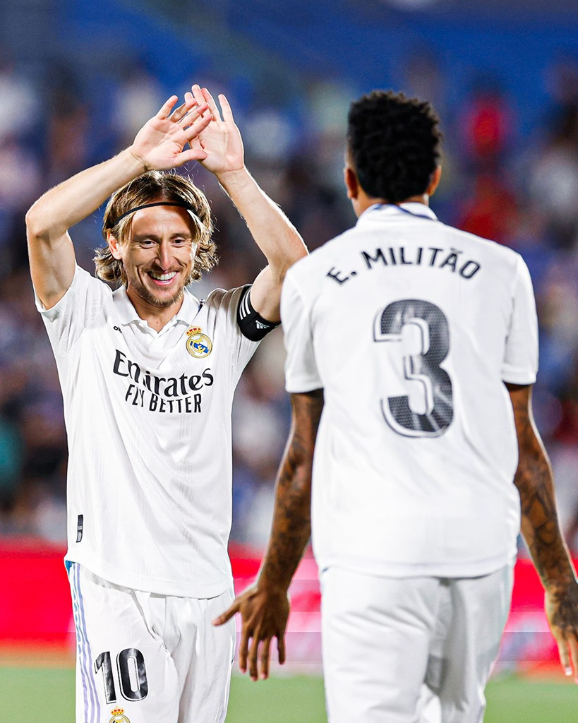 Modric ăn mừng cùng Militao