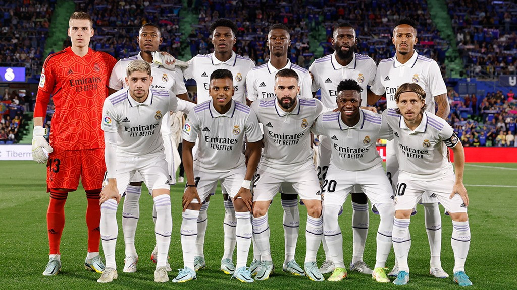 Đội hình xuất phát của Real Madrid. HLV Carlo Ancelotti để Karim Benzema, Eden Hazard dự bị và sử dụng bộ ba Rodrygo - Vinicius - Valverde. Cùng ngồi ngoài với Benzema và Hazard còn có tiền vệ Toni Kroos.