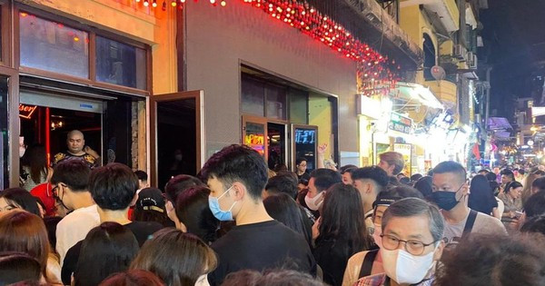 Khán giả xếp hàng dài, gây tắc nghẽn phố Tạ Hiện để gặp em trai Sơn Tùng