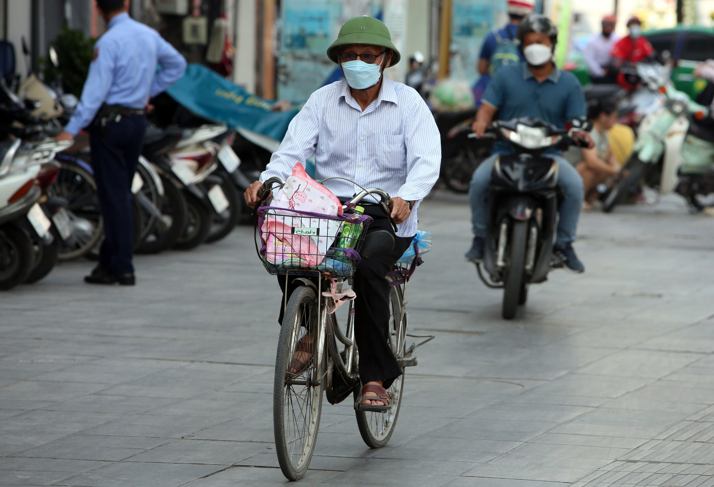 Hà Nội ùn tắc toàn ô tô, xe máy, đường nào dành riêng cho xe đạp?