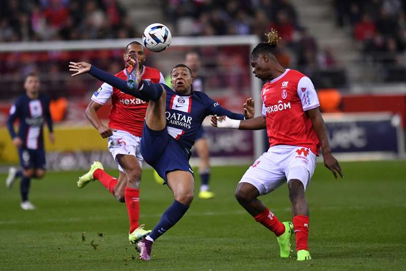 Reims mạnh dạn tấn công hơn và có một thế trận lấn lướt trước PSG