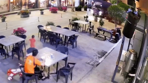 Bà mẹ tức tốc lao ra đường giải cứu bé trai trước đầu xe tải