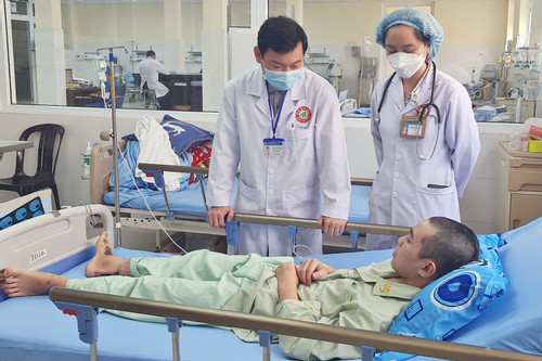 Can thiệp ECMO cứu chàng trai 17 tuổi nguy kịch ở Lâm Đồng