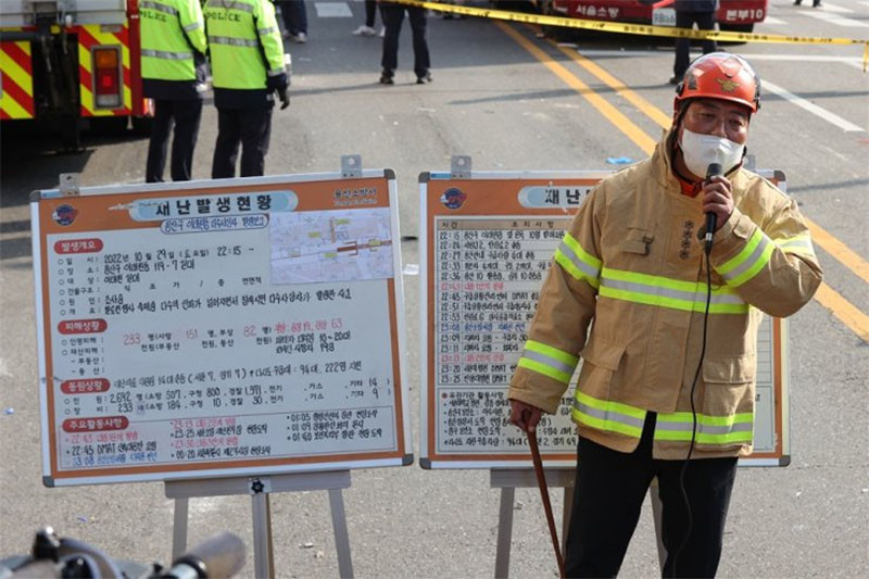 Lính cứu hỏa được ca ngợi trong thảm kịch giẫm đạp ở Hàn Quốc