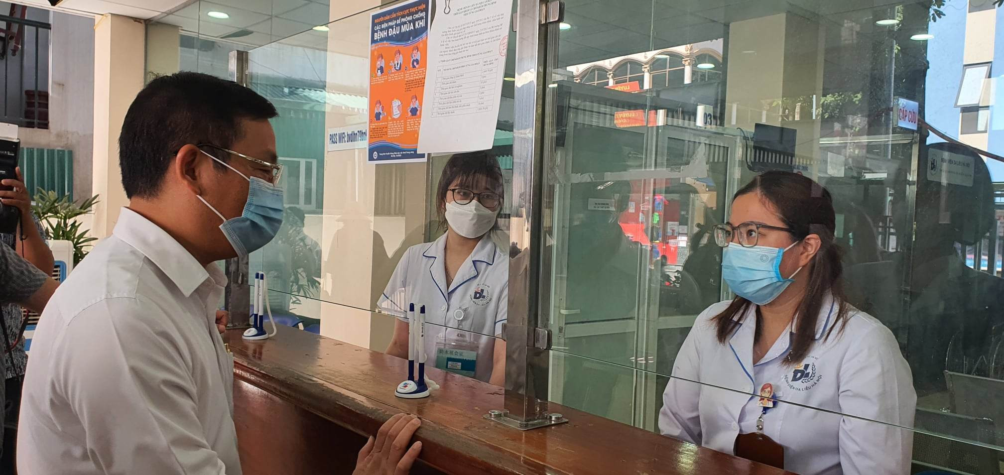 Bộ Y tế bất ngờ 'truy bài' các thầy thuốc bệnh viện da liễu về đậu mùa khỉ