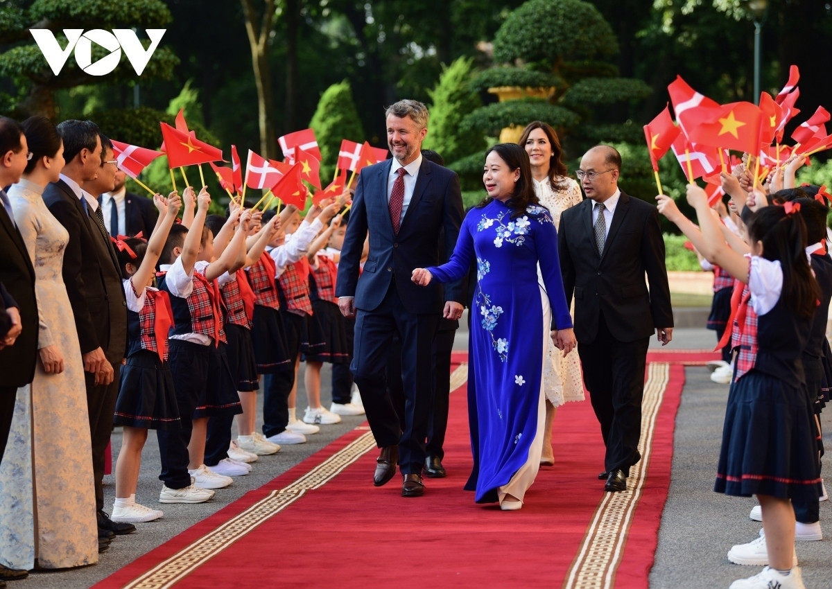 danish crown prince warmly welcomed upon arrival in vietnam picture 3