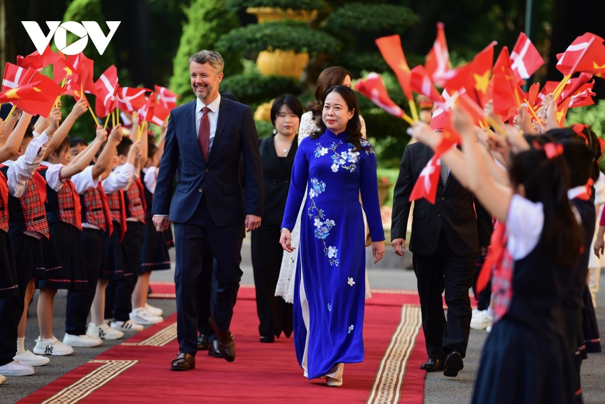 danish crown prince warmly welcomed upon arrival in vietnam picture 2