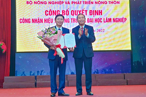 Minh Vương khiến Công Phượng 'lác mắt' với trò tâng giấy vệ sinh