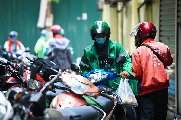 Người Việt 'nghiện' dịch vụ giao đồ ăn và mua hàng online