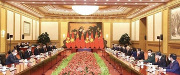Vietnamese, Chinese Party leaders stress peace at sea, resumption of flights in talks