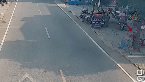 Người phụ nữ mất cánh tay khi lao ra cứu bé trai trước đầu xe tải