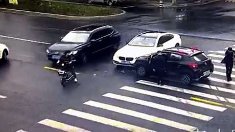 Người đàn ông bị ô tô tông văng khi đang 'hóng' va chạm giao thông