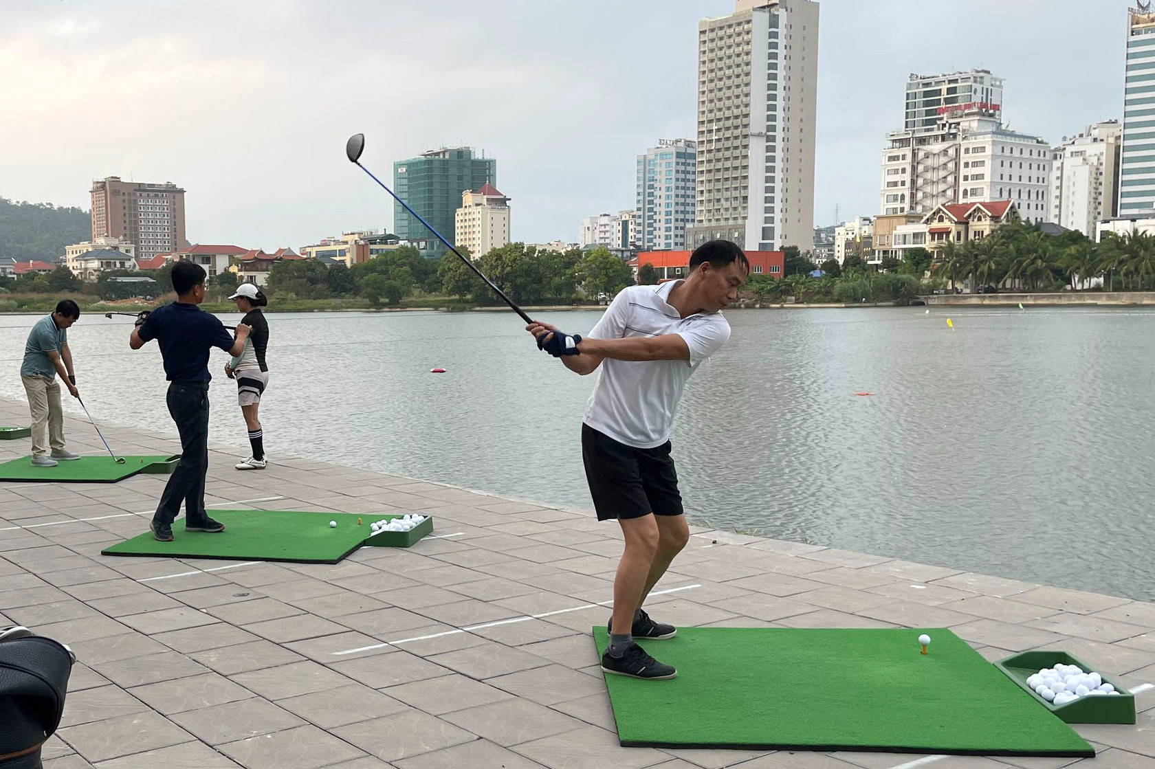 Vỉa hè, hồ điều hoà ở Hạ Long thành sân golf tự phát