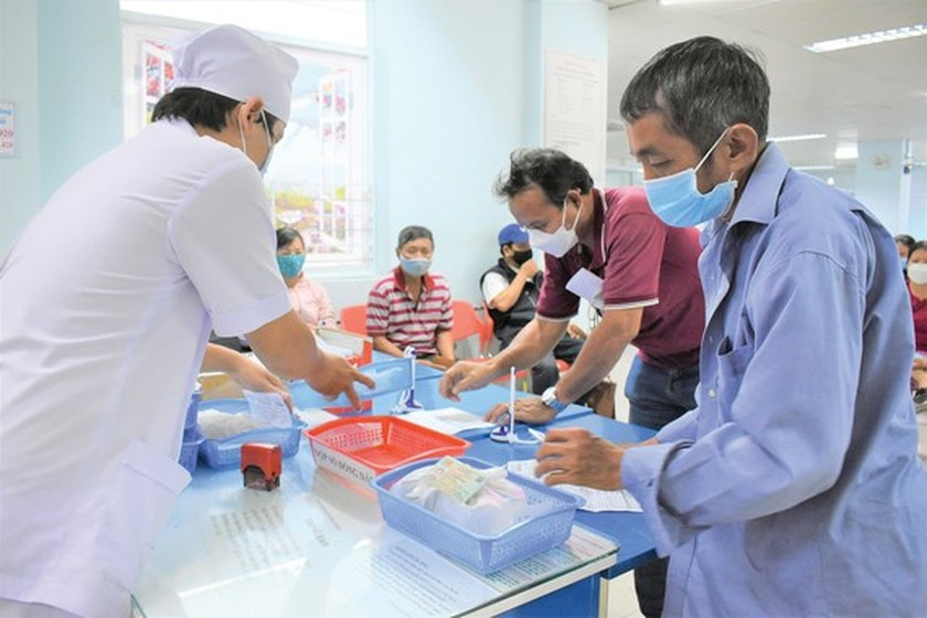 Hospitals in HCMC struggling due to lack of medicine ảnh 1
