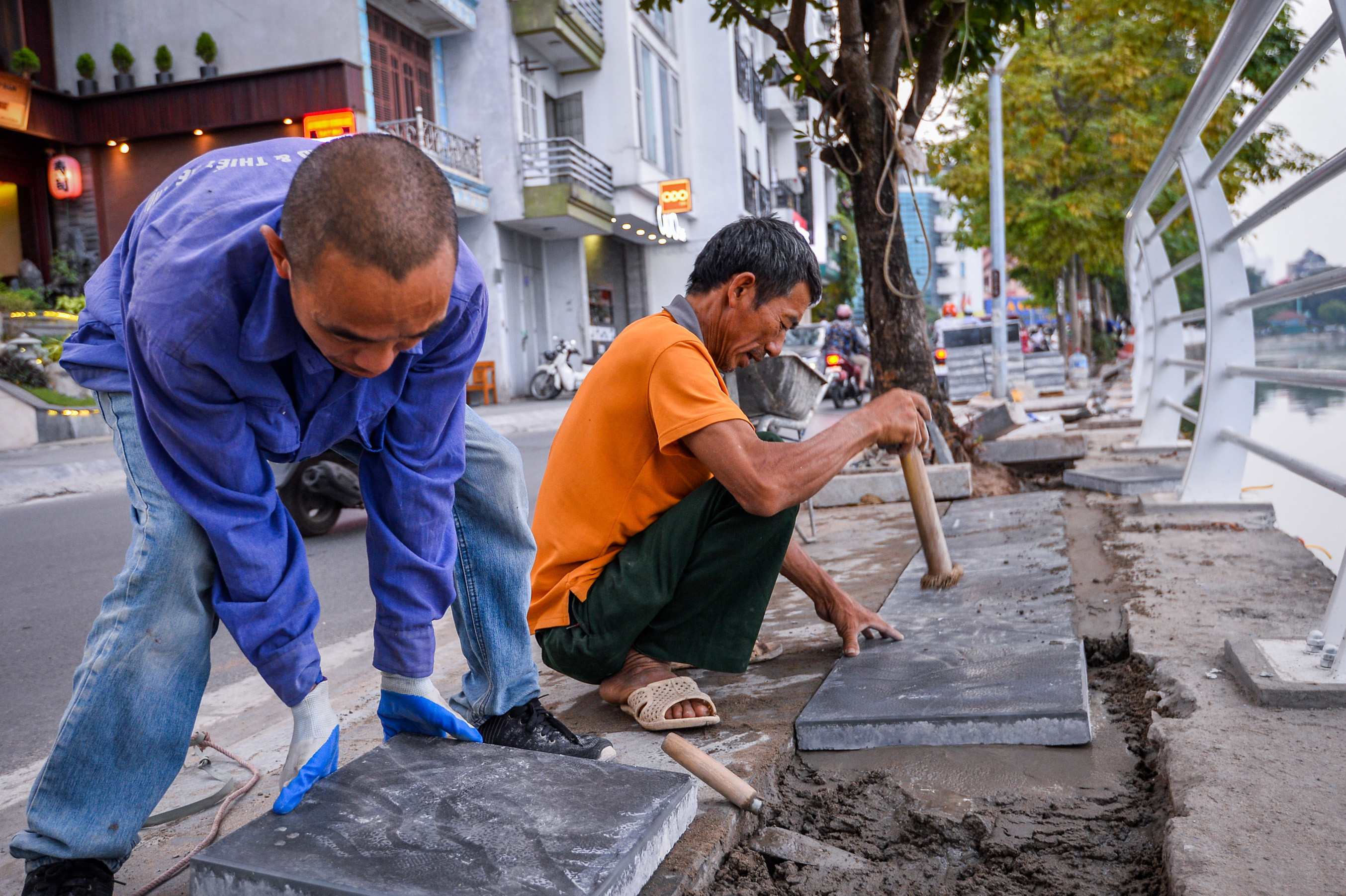Lan can hồ Tây dọc phố Nguyễn Đình Thi được thay mới toàn bộ