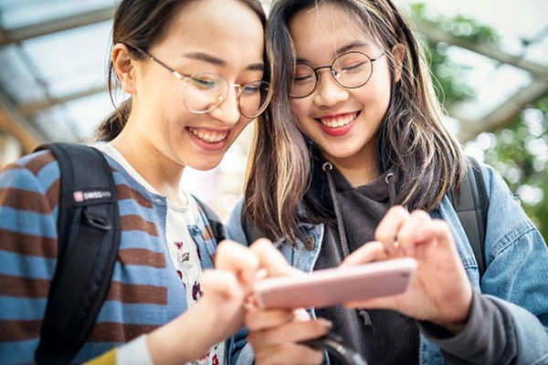 Gen Z: Cứ ngỡ ‘không xu dính túi’, lại là thế hệ tiêu dùng thông minh