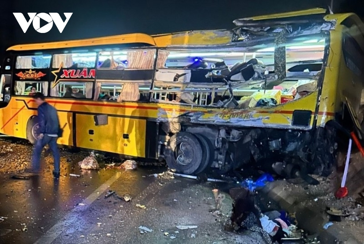 2 killed, 13 injured in head-on bus collision overnight in central vietnam picture 1