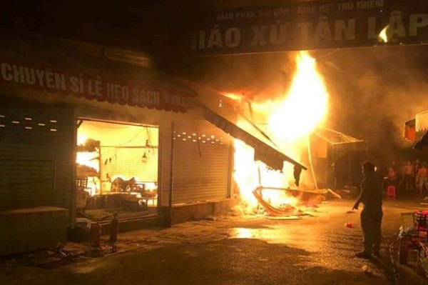 Dãy ki ốt quần áo ở TP Thủ Đức bị thiêu rụi, tiểu thương bới tìm tài sản