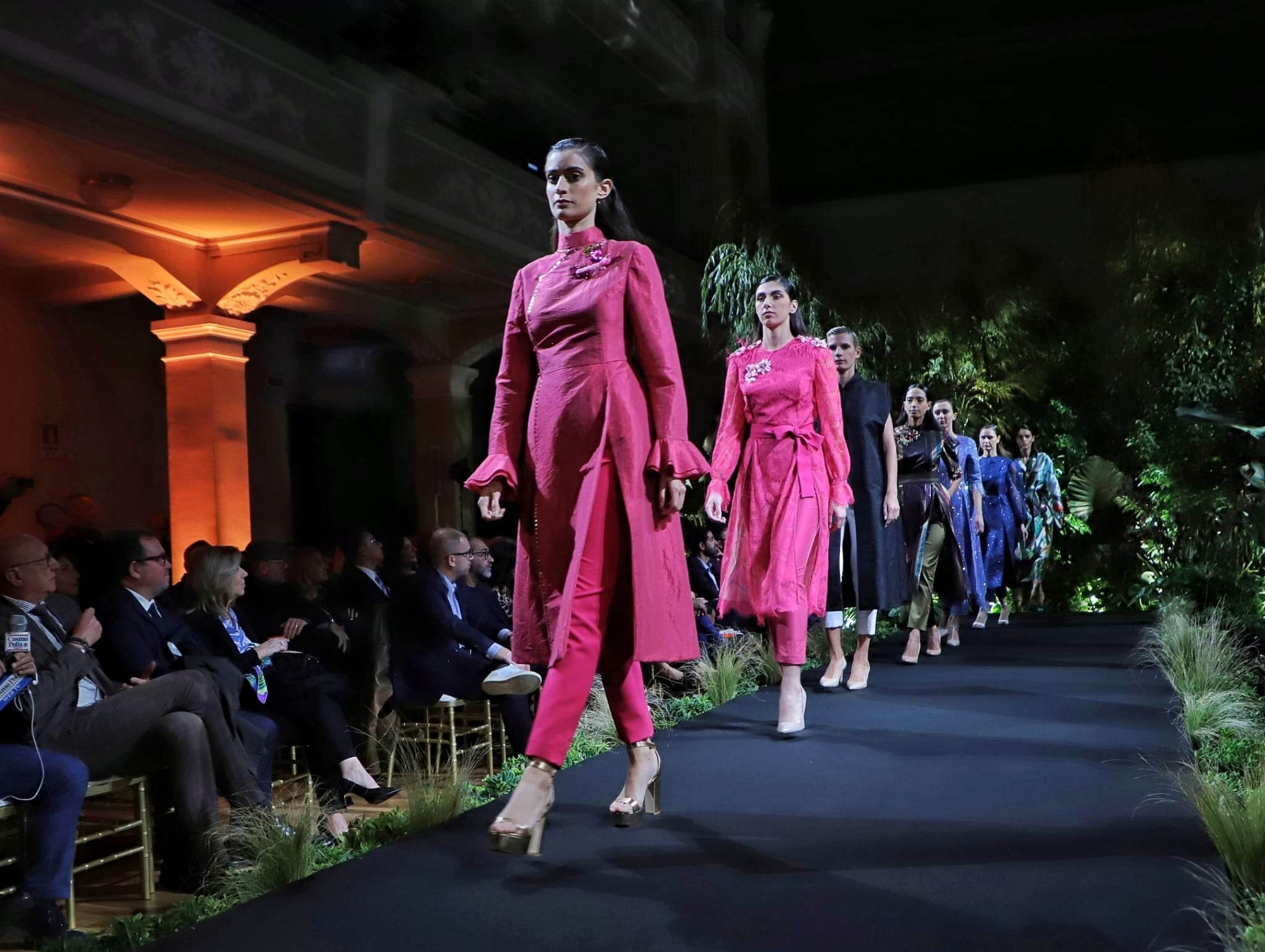 Áo dài di sản trình diễn tại Ý