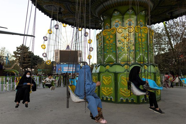 Vì sao phụ nữ Afghanistan bị cấm đi dạo ở công viên?