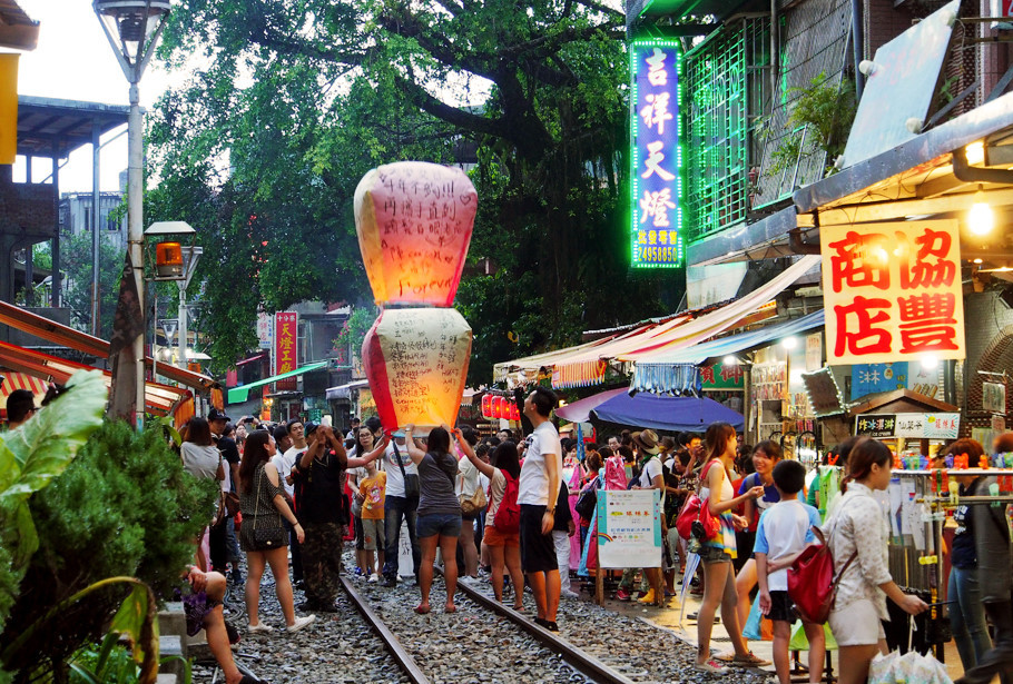 Nhiều điểm đến ‘mở toang cửa’ đón du khách Việt Nam