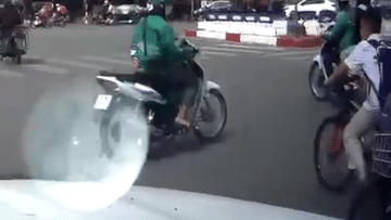 Xe máy Grab rẽ sai luật ở ngã tư khiến cậu bé đạp xe ngã sấp mặt xuống đường