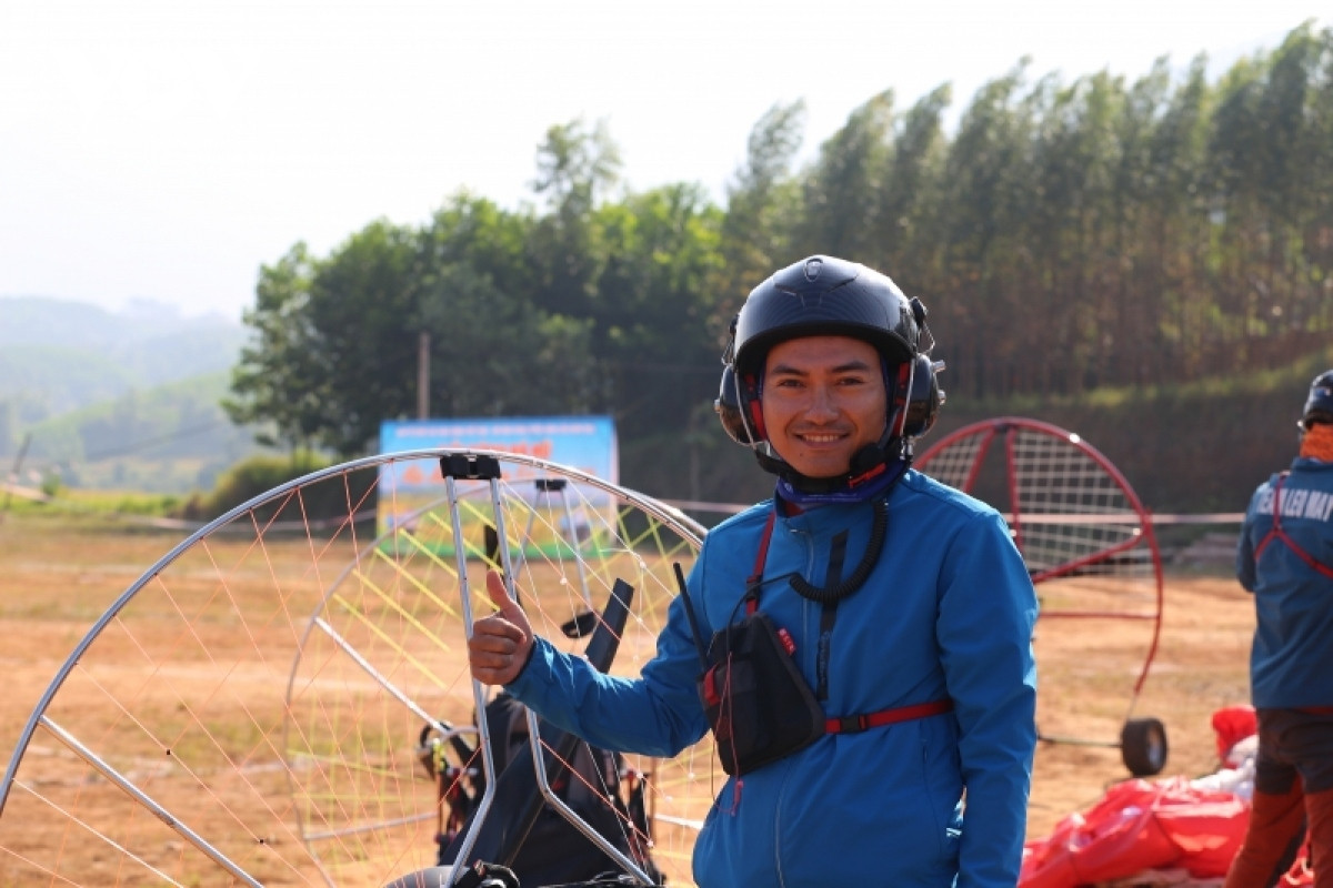 paragliding over golden rice terrace fields in northern vietnam picture 7