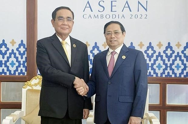 PM meets Thai counterpart, Malaysian lower house speaker in Phnom Penh hinh anh 1