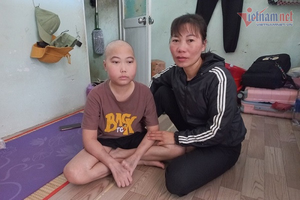 Con mắc bệnh âm thầm nguy hiểm, mẹ chạy khắp nơi không lo đủ viện phí
