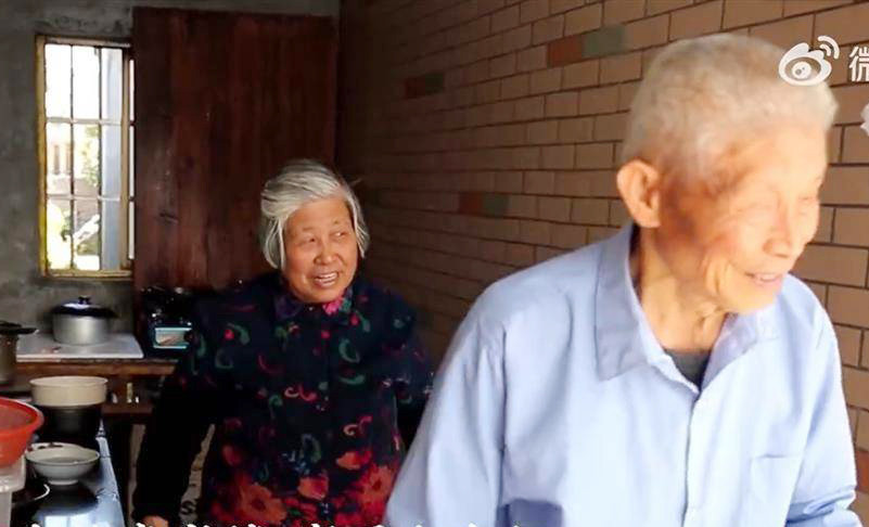 Vì một lời hứa, vợ chồng chăm con giúp hàng xóm suốt 41 năm