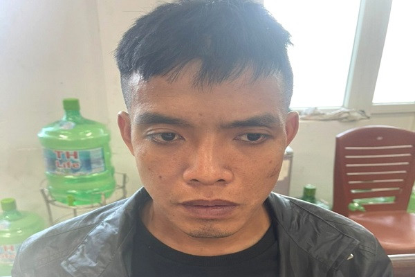 Ra tù không về nhà, dùng dao uy hiếp, trói nhốt 2 nữ sinh viên để cướp