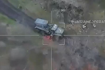 Khoảnh khắc pháo ‘mưa đá’ của Ukraine bị UAV tấn công