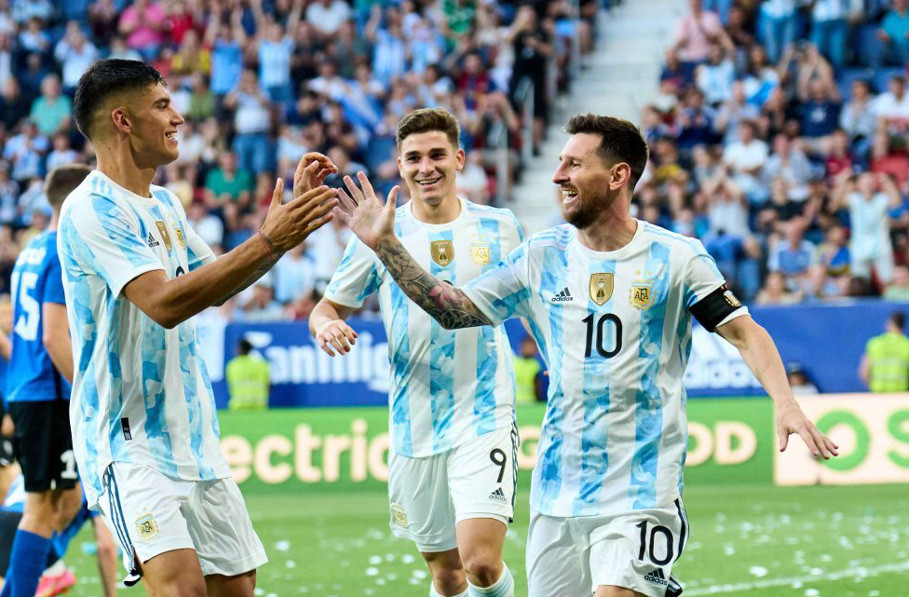Đội tuyển Argentina: Coi chừng, hình ảnh liên quan có thể khiến bạn đắm say trong tinh thần của đội tuyển Argentina. Hãy cùng nhau chiêm ngưỡng tài năng và sự quyết tâm của các cầu thủ Argentina để đưa đội tuyển này đến một vị trí xứng đáng trên bảng xếp hạng bóng đá quốc tế.