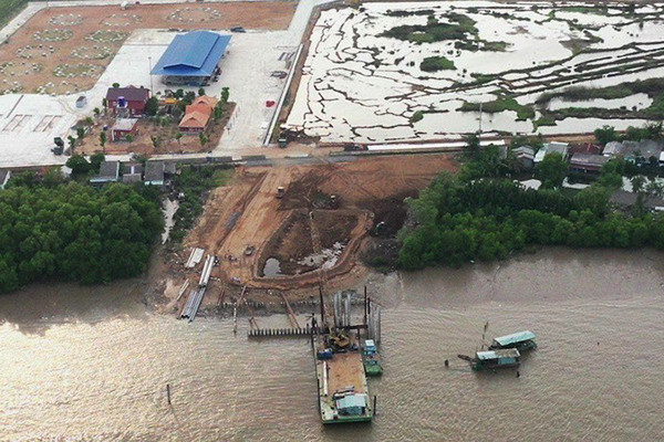 Trung Quốc: Tài xế tay nghịch điện thoại, chân giữ vô lăng