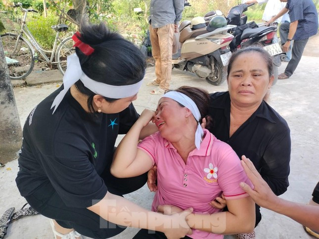Tột cùng nỗi đau trong tang lễ người phụ nữ bị đánh chết trong khách sạn ở Cà Mau ảnh 3